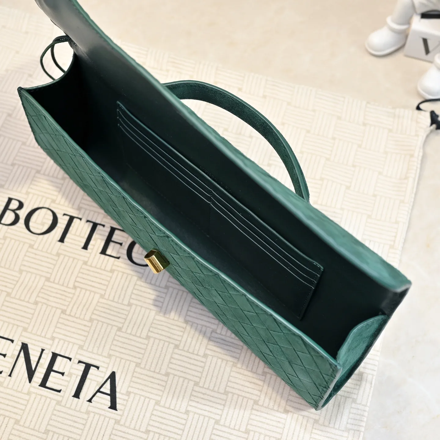 Batch 1360 #Bv Clutch long clutch bag equipped with handles, the design of the clutch bag reflects the exquisite and high-end taste ~ using exquisite craftsmanship intreccio woven suede, it can be held in the hand, carried by hand or under the arm. The metal knot embellishment exudes temperament and nobility ~ , equipped with a zipper compartment inside, it is a good companion for your daily life🧑‍❤️‍💋‍🧑, whether you are walking on the red carpet or attending a dinner, it will add a unique charm to you💞 Model: 1511 Size: 31x13x3